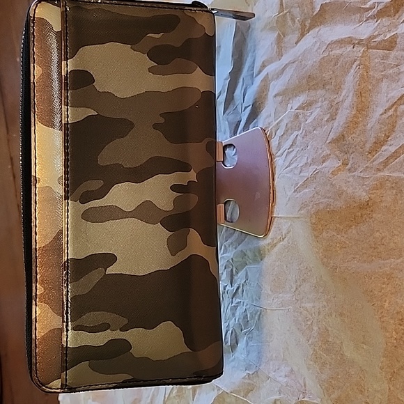 MK Camo Wallet - Picture 2 of 3